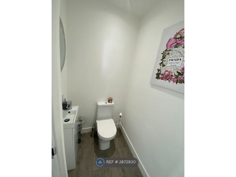 Property photo 3 of 10 Downstairs Cloakroom