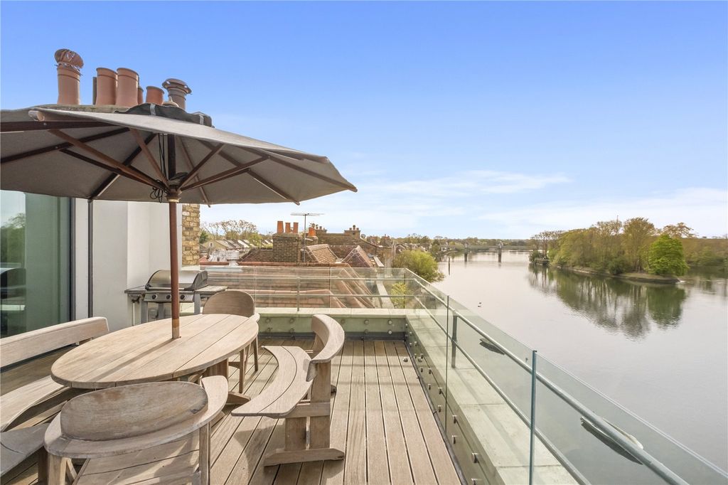 Property photo 2 of 24 Roof Terrace