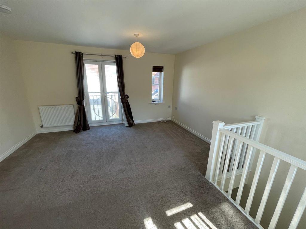 Property photo 2 of 13 Lounge