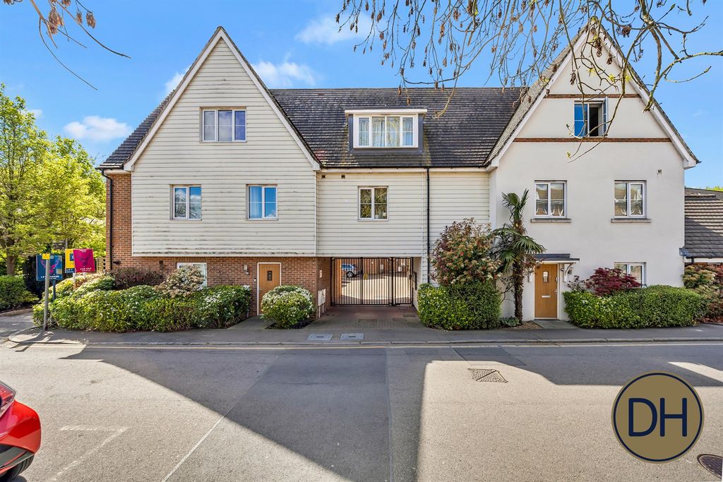 Property photo 1 of 17 Theydon Mews