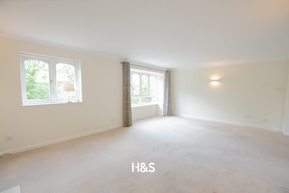 Property photo 3 of 9 16 Queens Court - Living Room.Jpg