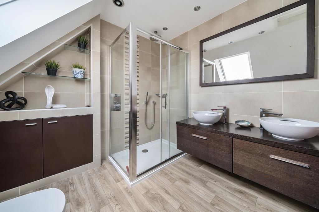 Property photo 2 of 18 Bathroom