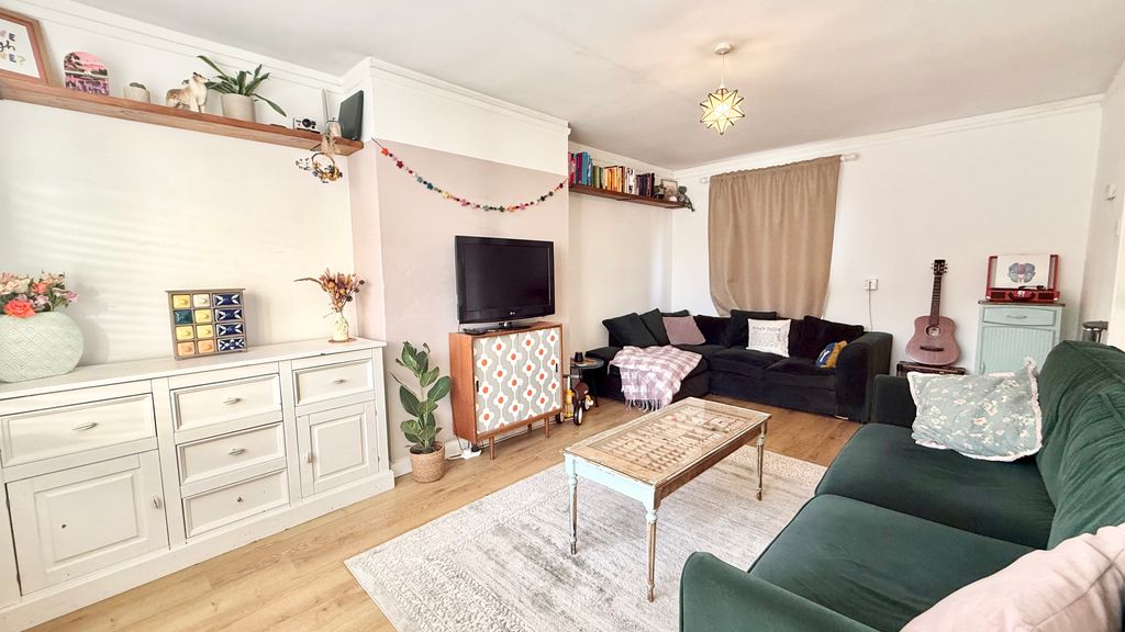 Property photo 3 of 13 Lounge