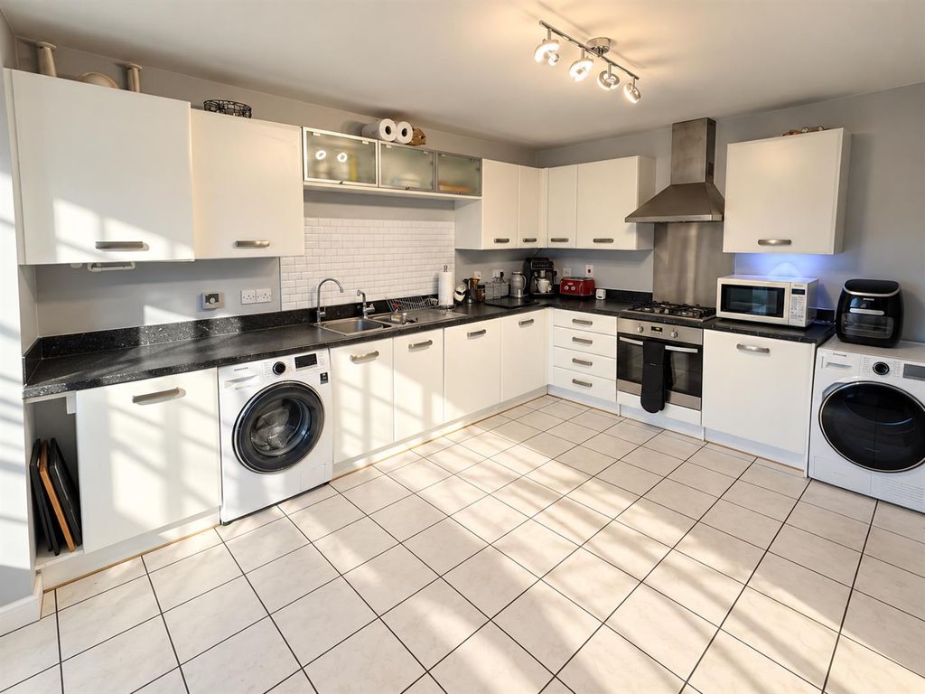 Property photo 3 of 40 15208927-797A-494c-842B-647B7Bc7d119.Png