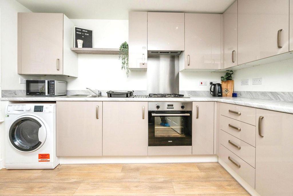 Property photo 3 of 19 Kitchen