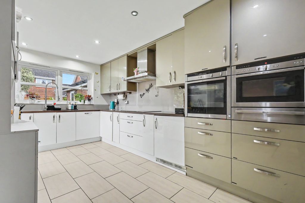 Property photo 2 of 22 5166472