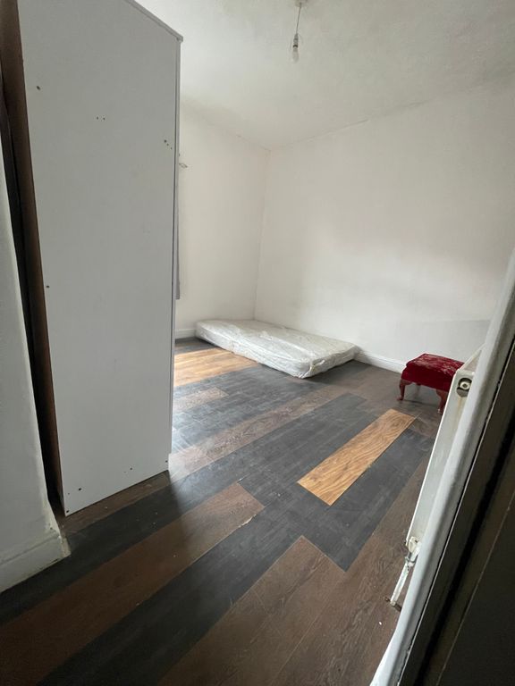 Property photo 3 of 9 Room 2