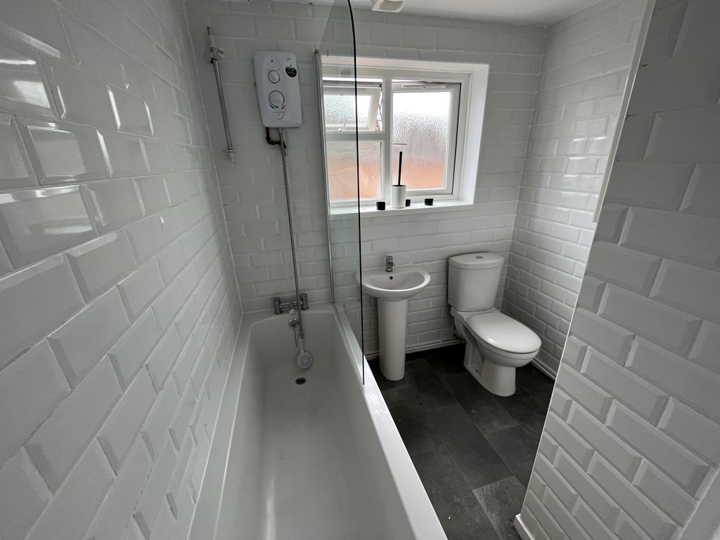 Property photo 3 of 7 Bathroom