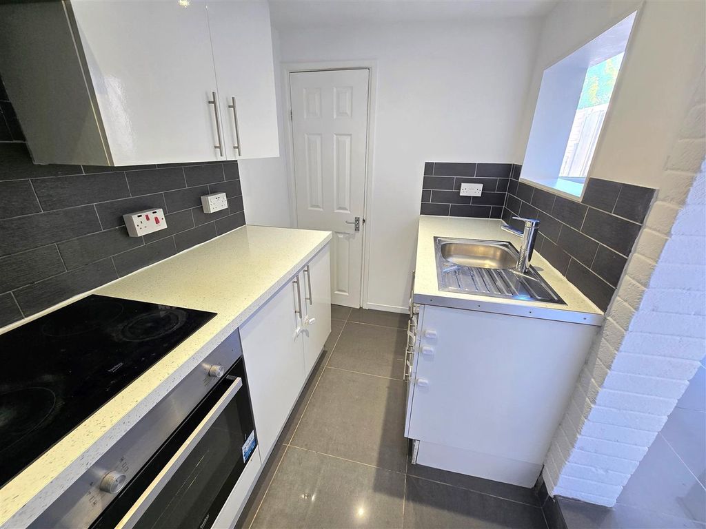Property photo 3 of 10 Kitchen