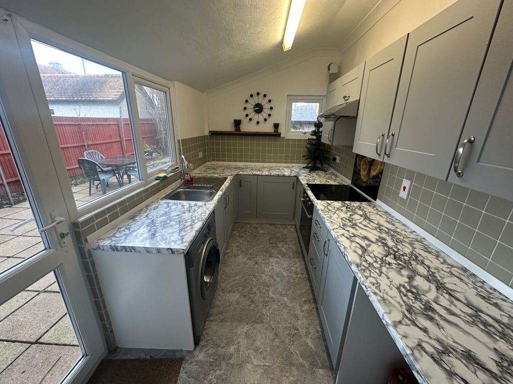 Property photo 3 of 14 Kitchen