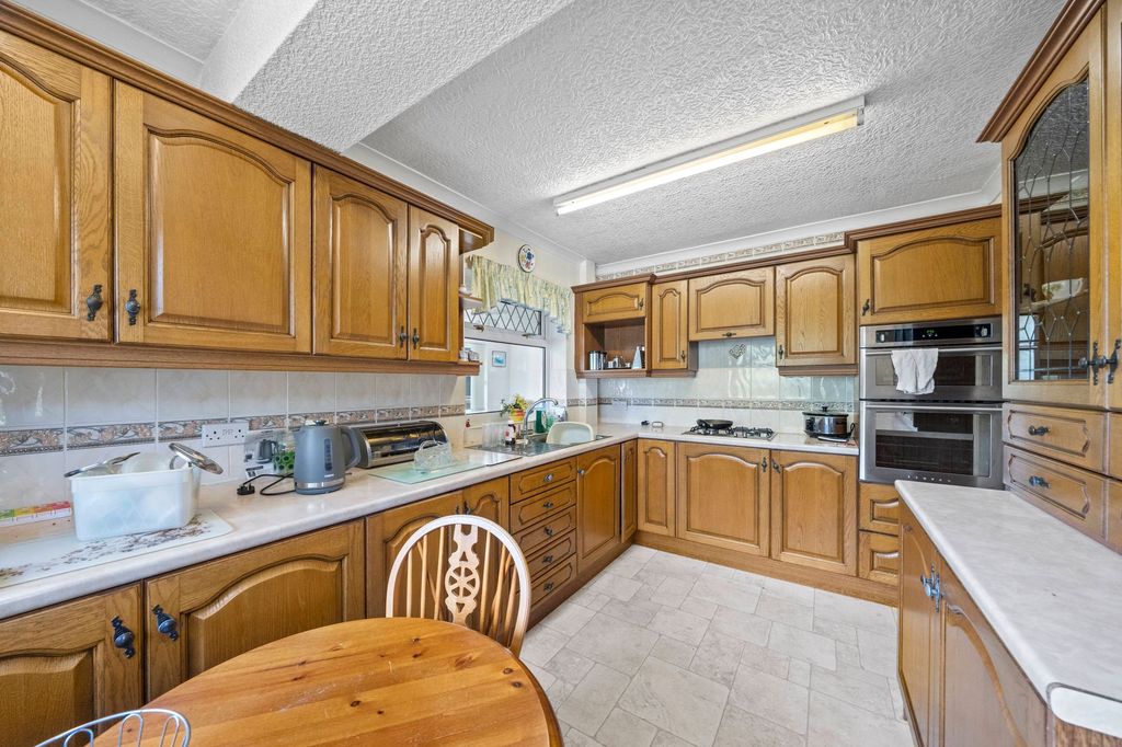 Property photo 3 of 20