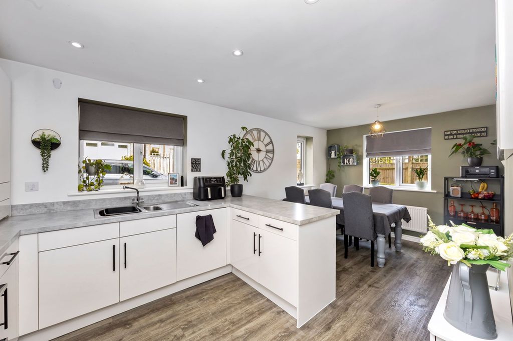 Property photo 2 of 19 Kitchen/Breakfast Room