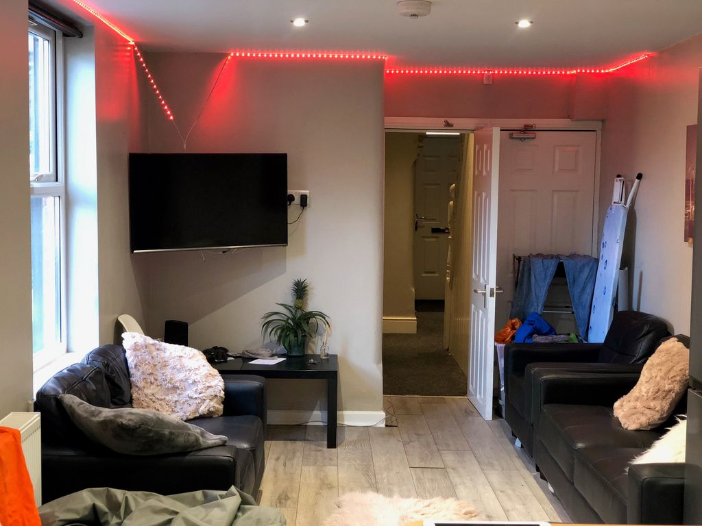 Property photo 1 of 9 Living Room