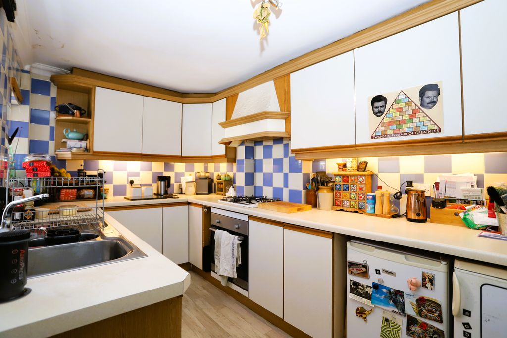 Property photo 2 of 9 Kitchen 3