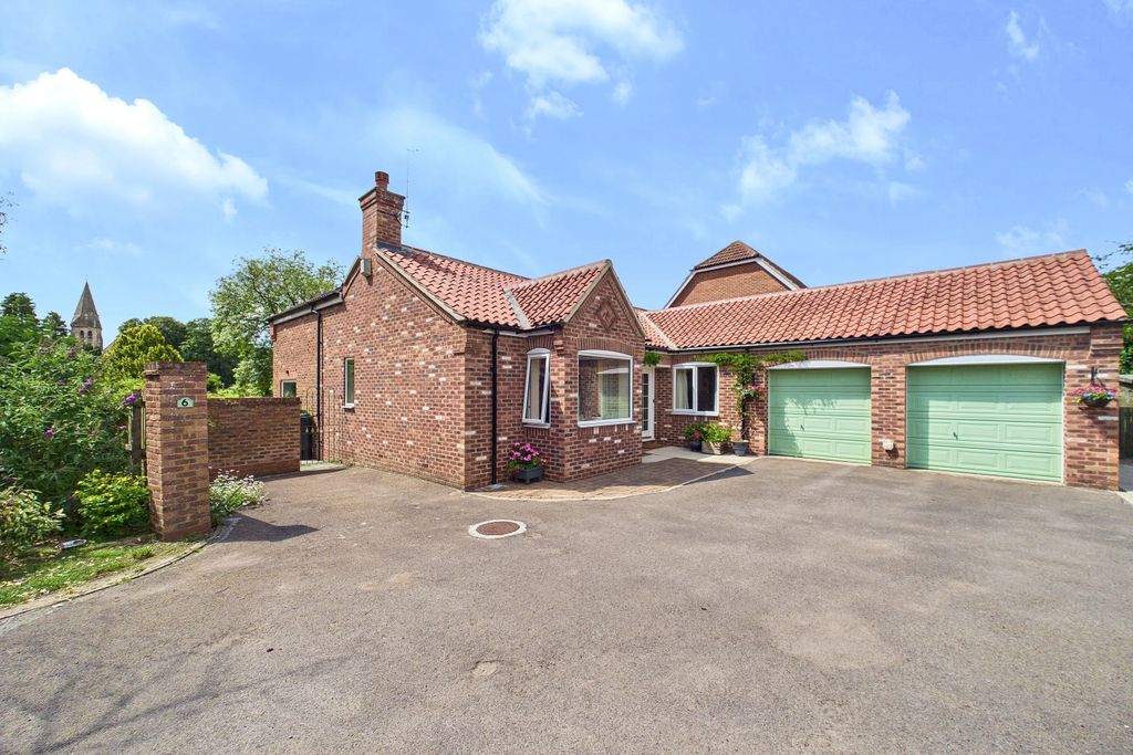 Property photo 3 of 25 Cam02279G0-Pr0127-Still009