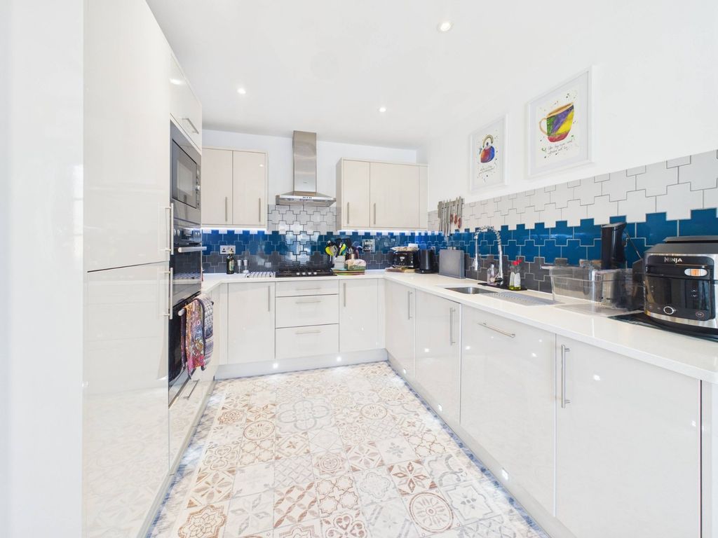 Property photo 3 of 11 Kitchen