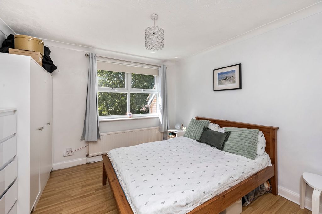 1 bed flat for saleManning Close, East Grinstead RH19 photo 4