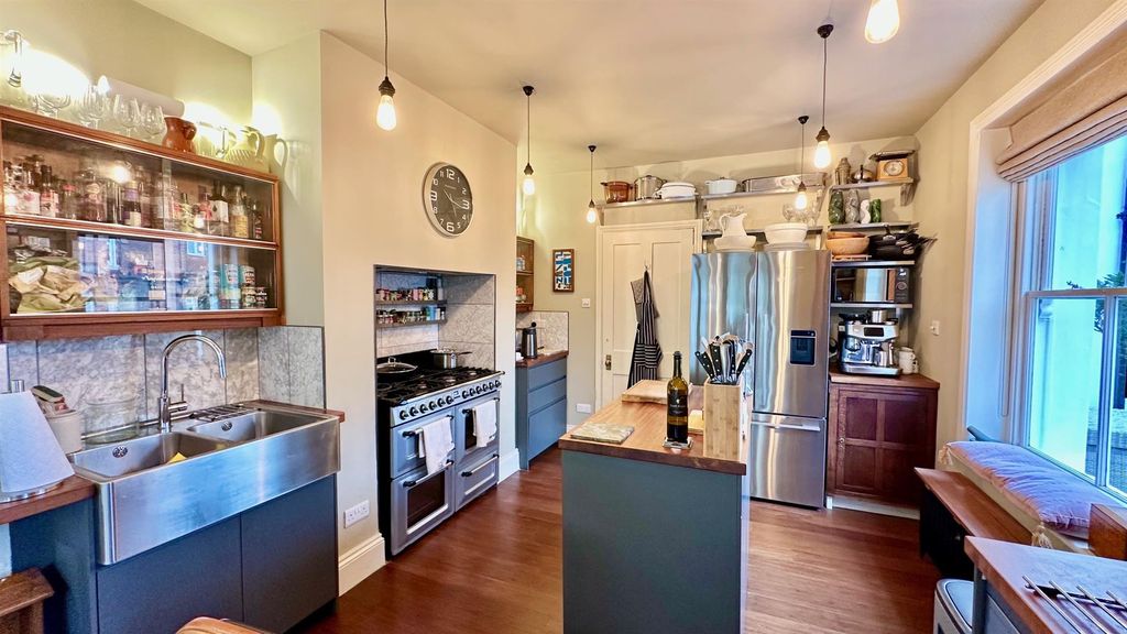 Property photo 2 of 39