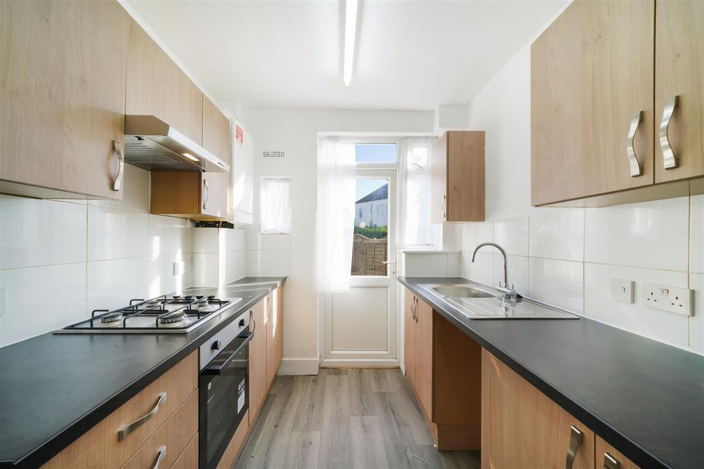 Property photo 3 of 13 70 Oldborough Road - Vznqdpt3Vbgqzihzjhcq.Jpg
