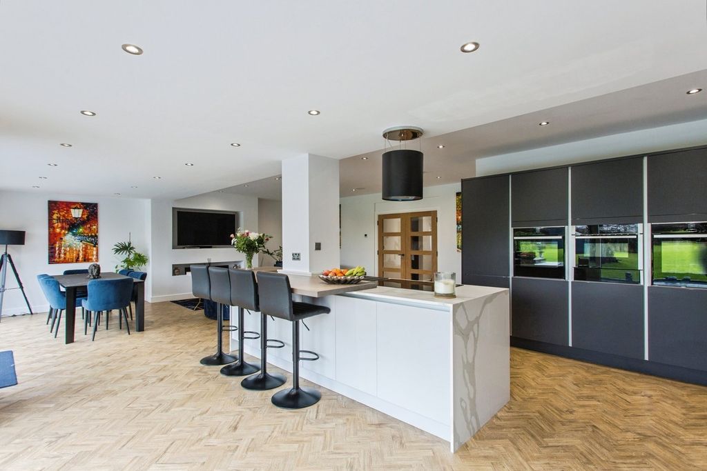 Property photo 2 of 34