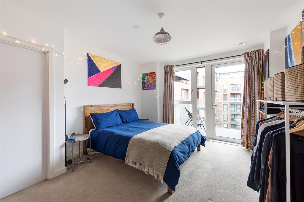 Property photo 3 of 26 Green Street, E13