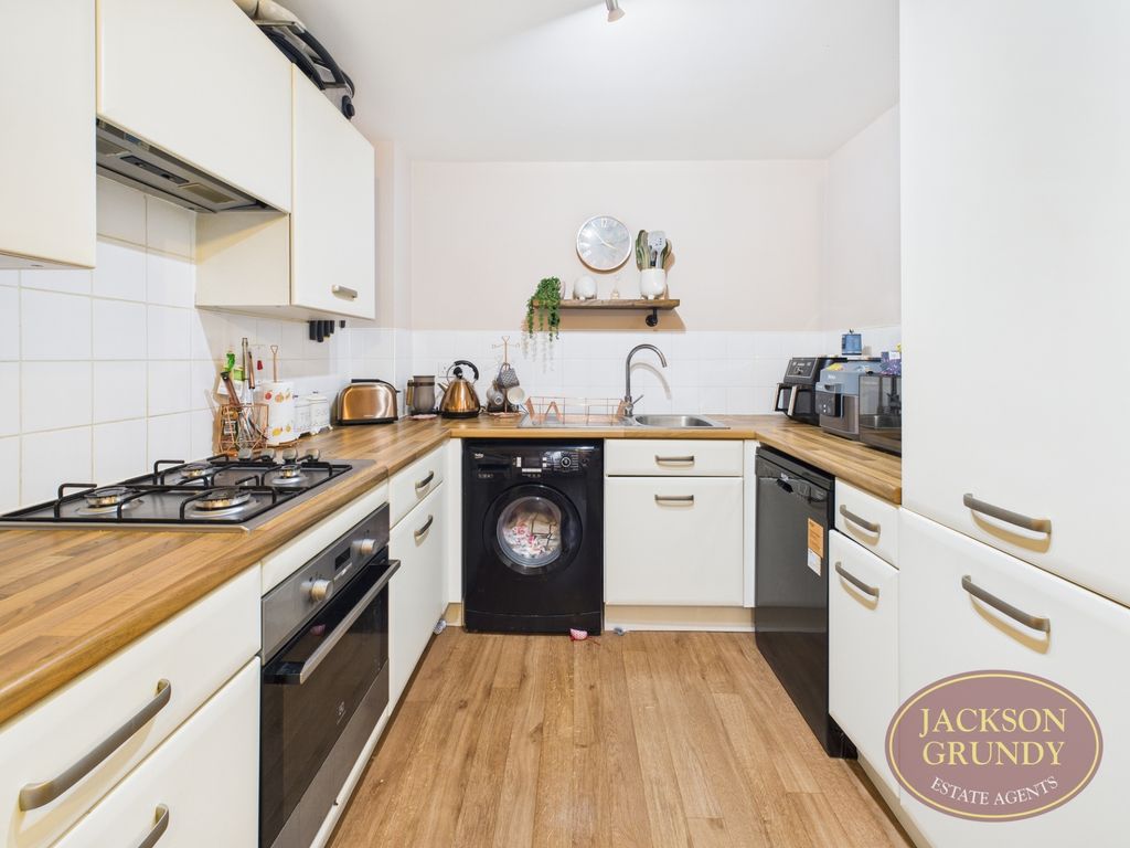 Property photo 3 of 13 Hever Close