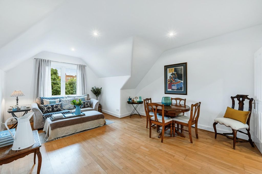 Property photo 1 of 6 Flat 7 - 110 Sutton Court Road-3.Jpg