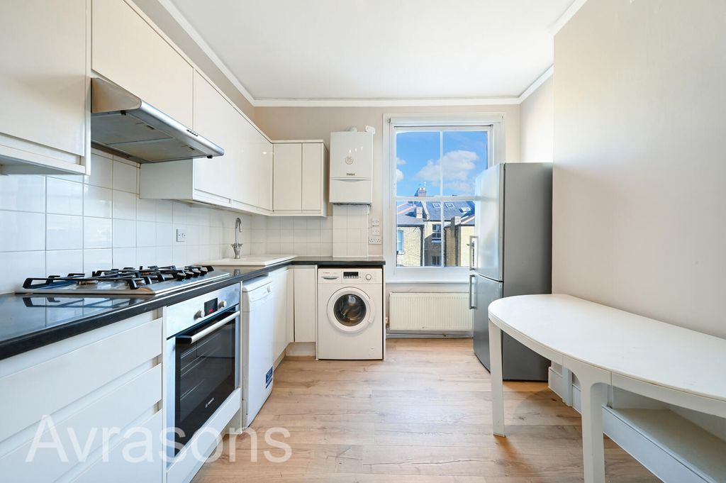 Property photo 3 of 10 Kitchen