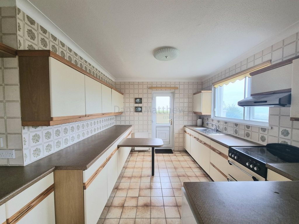 Property photo 3 of 28 Kitchen