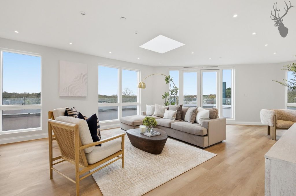 Property photo 2 of 24