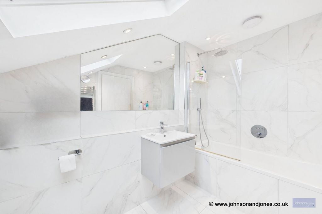 Property photo 2 of 15 13 Bathroom.Jpg