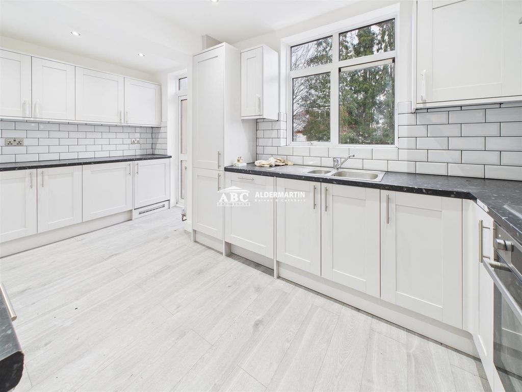 Property photo 2 of 14 Cam03827G0-Pr0125-Still006.Jpg