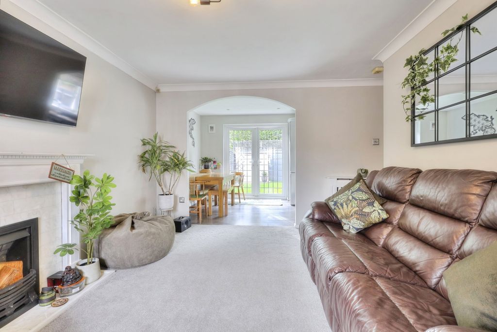 Property photo 3 of 17 Lounge