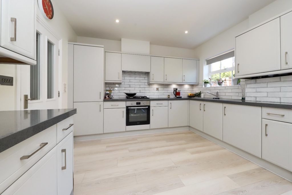 Property photo 2 of 14 4225081