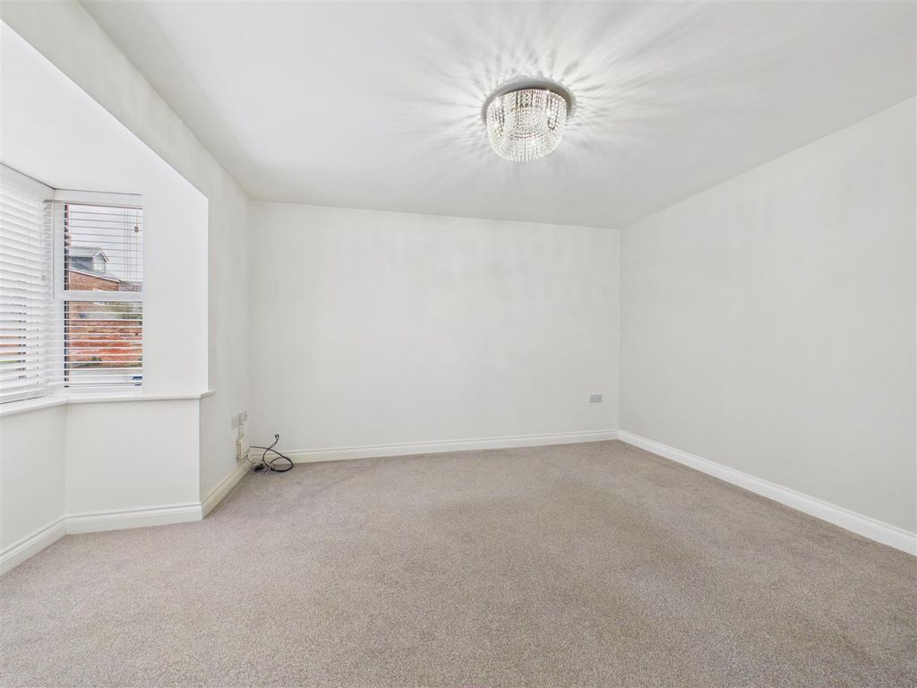 Property photo 2 of 17 Lounge