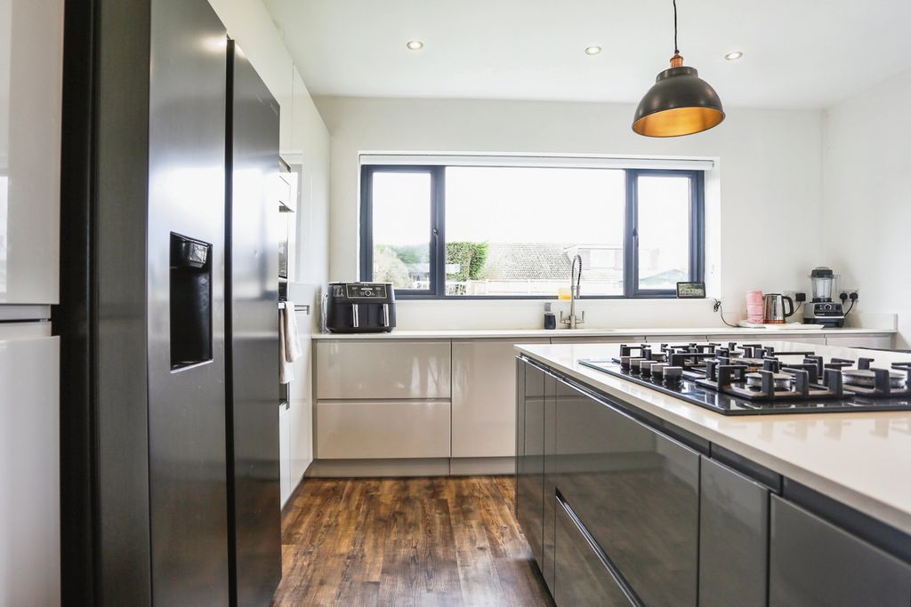 Property photo 3 of 19 Kitchen