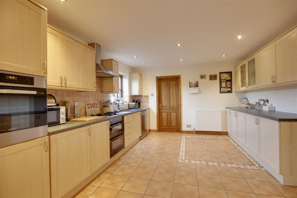 Property photo 3 of 25 Kitchen