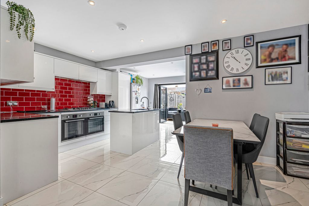 Property photo 2 of 11 Kitchen