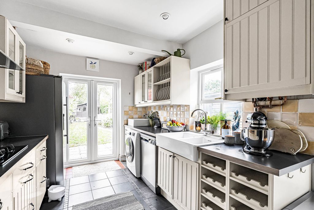 Property photo 3 of 33 Kitchen