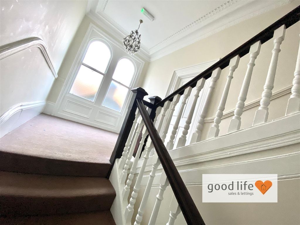 Property photo 2 of 15 20221101_150749836_Iosthornhilllgardensflat4.Jpg
