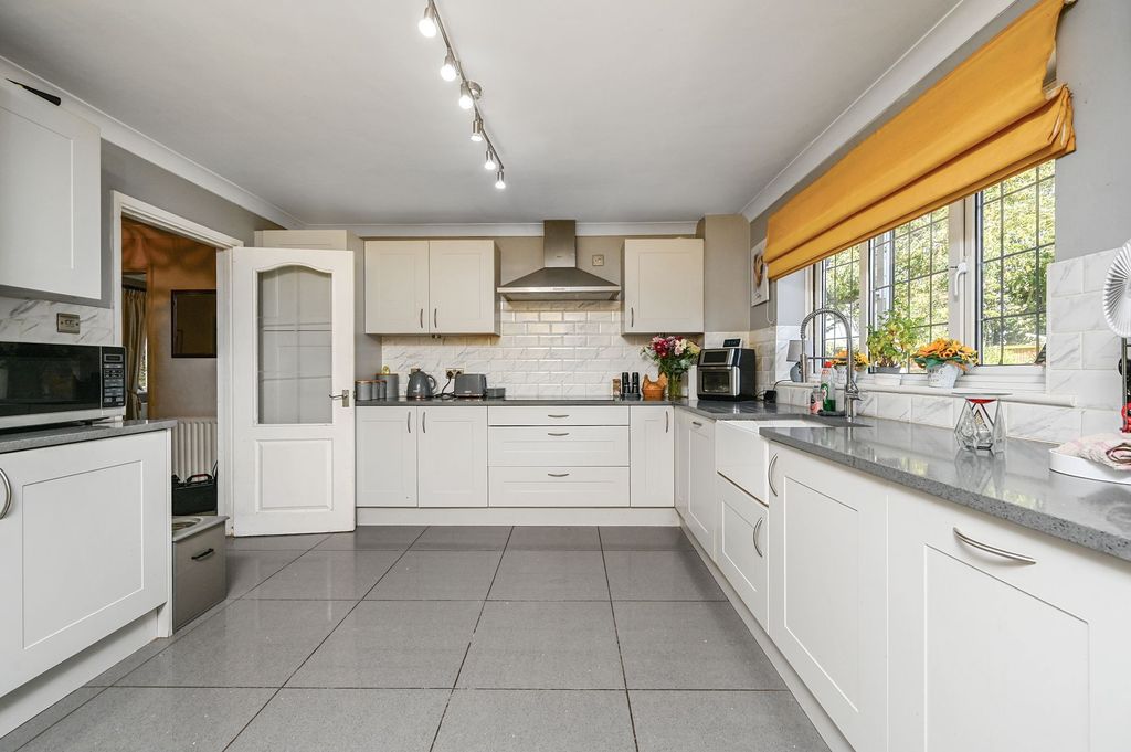 Property photo 3 of 24