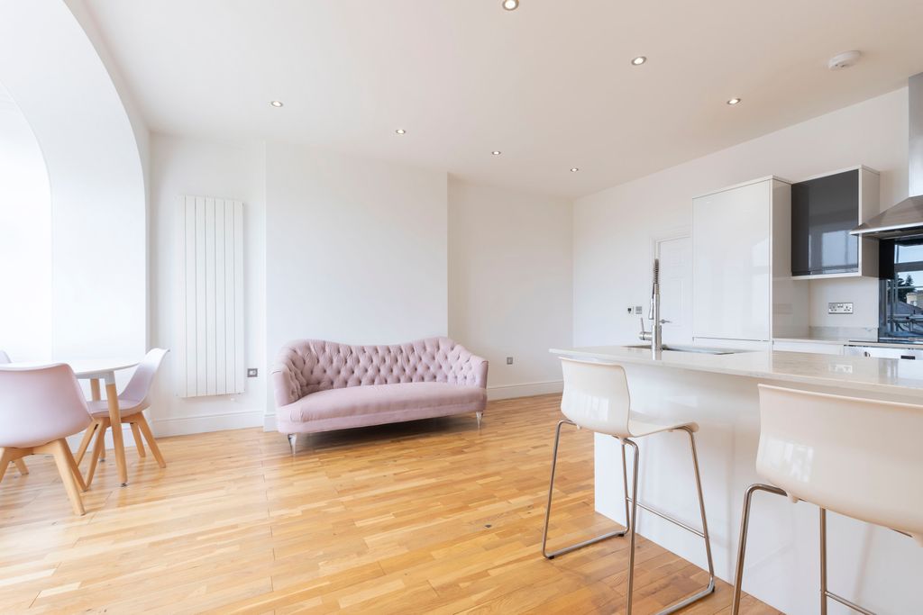 Property photo 3 of 11 Flat 8, Regent House-03