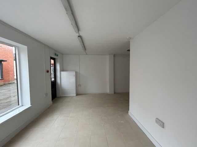 Property photo 3 of 7 Main Area