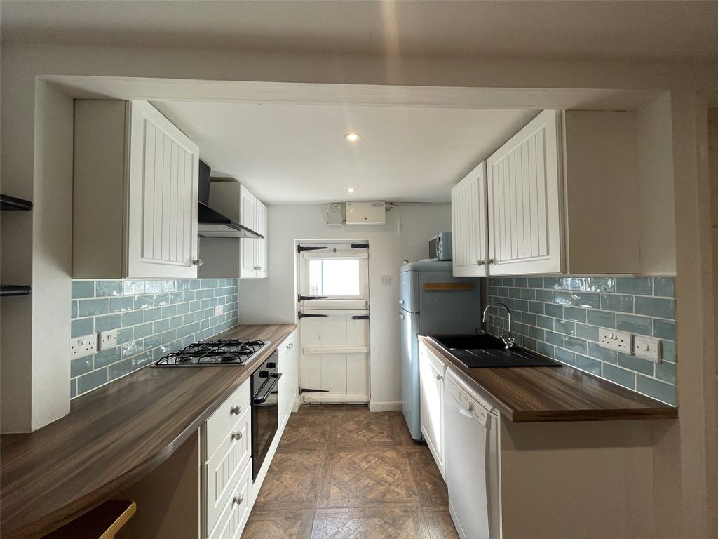 Property photo 3 of 10 Kitchen