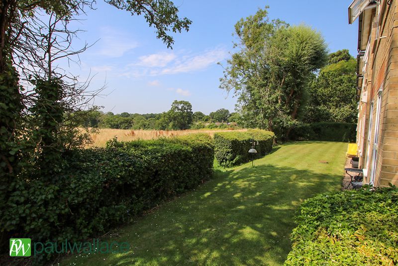 Property photo 2 of 12 Communal Garden