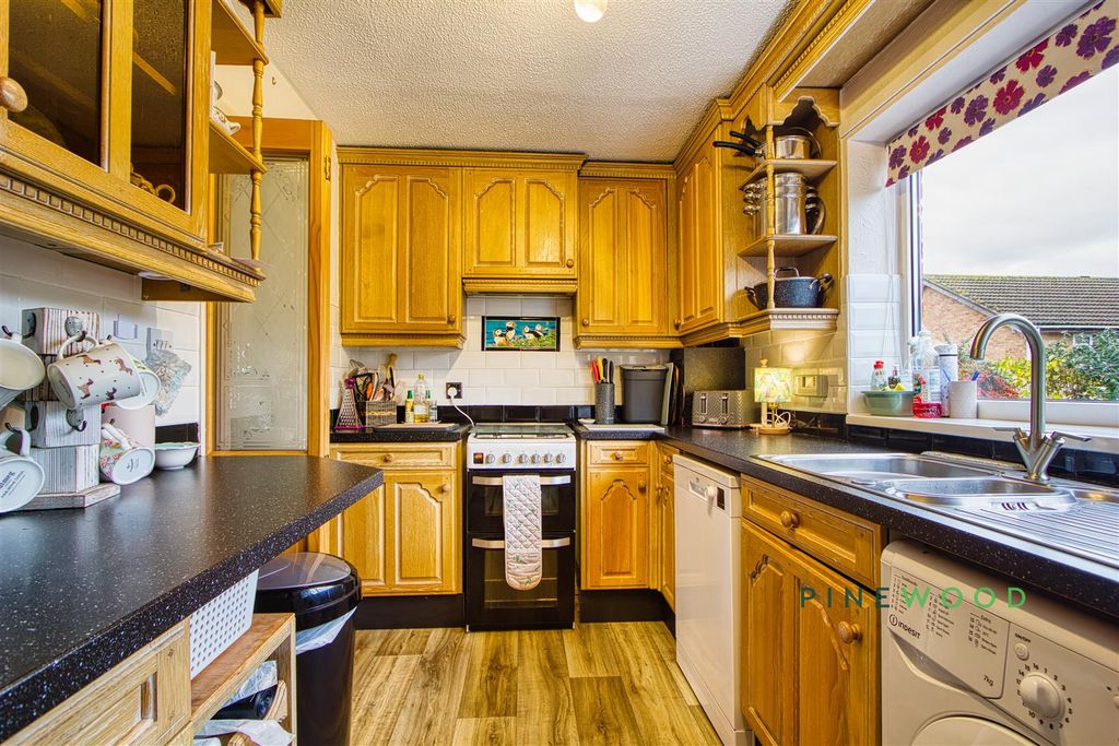 Property photo 3 of 33 Kitchen