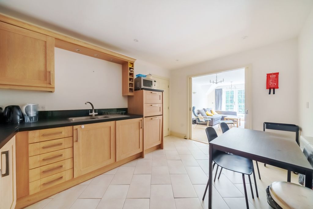 Property photo 2 of 10 Kitchen