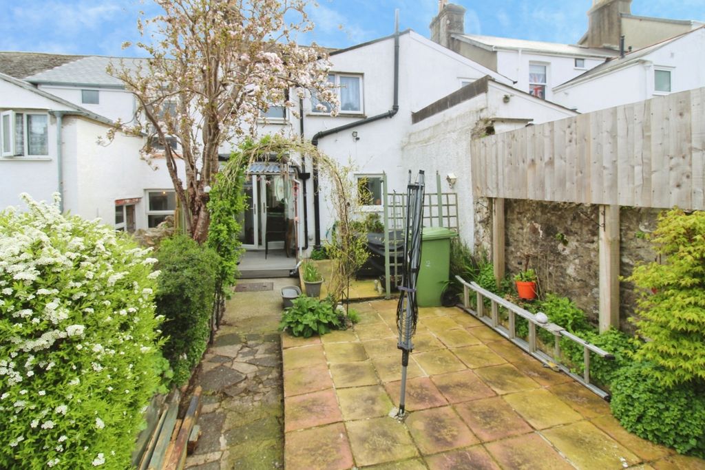 Property photo 2 of 12 Garden 1