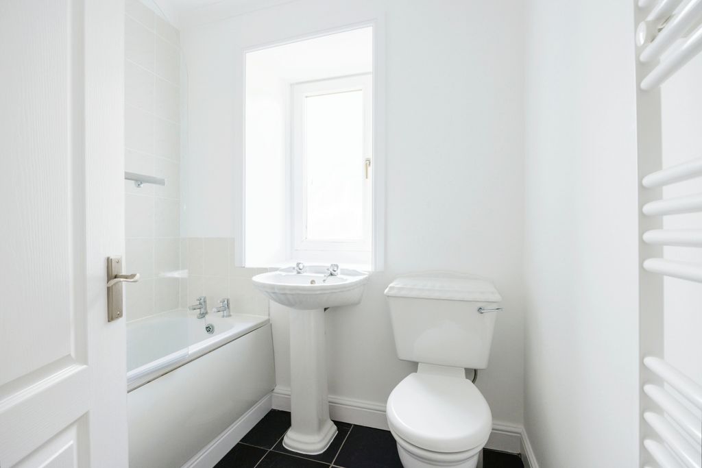 Property photo 3 of 19 Bathroom