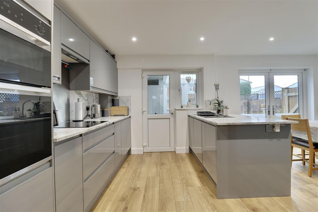 Property photo 3 of 12 11937670-3A49-4A52-844D-91E39Aad855E_1_201_A.Jpeg